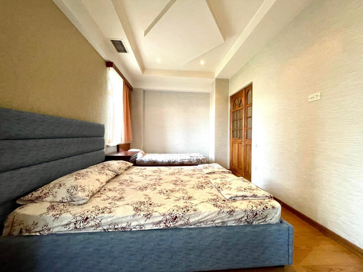 Apartments Emili Yerevan Bagian luar foto