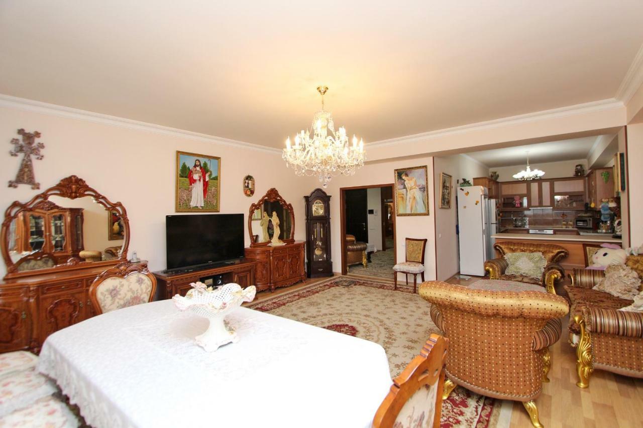 Apartments Emili Yerevan Bagian luar foto