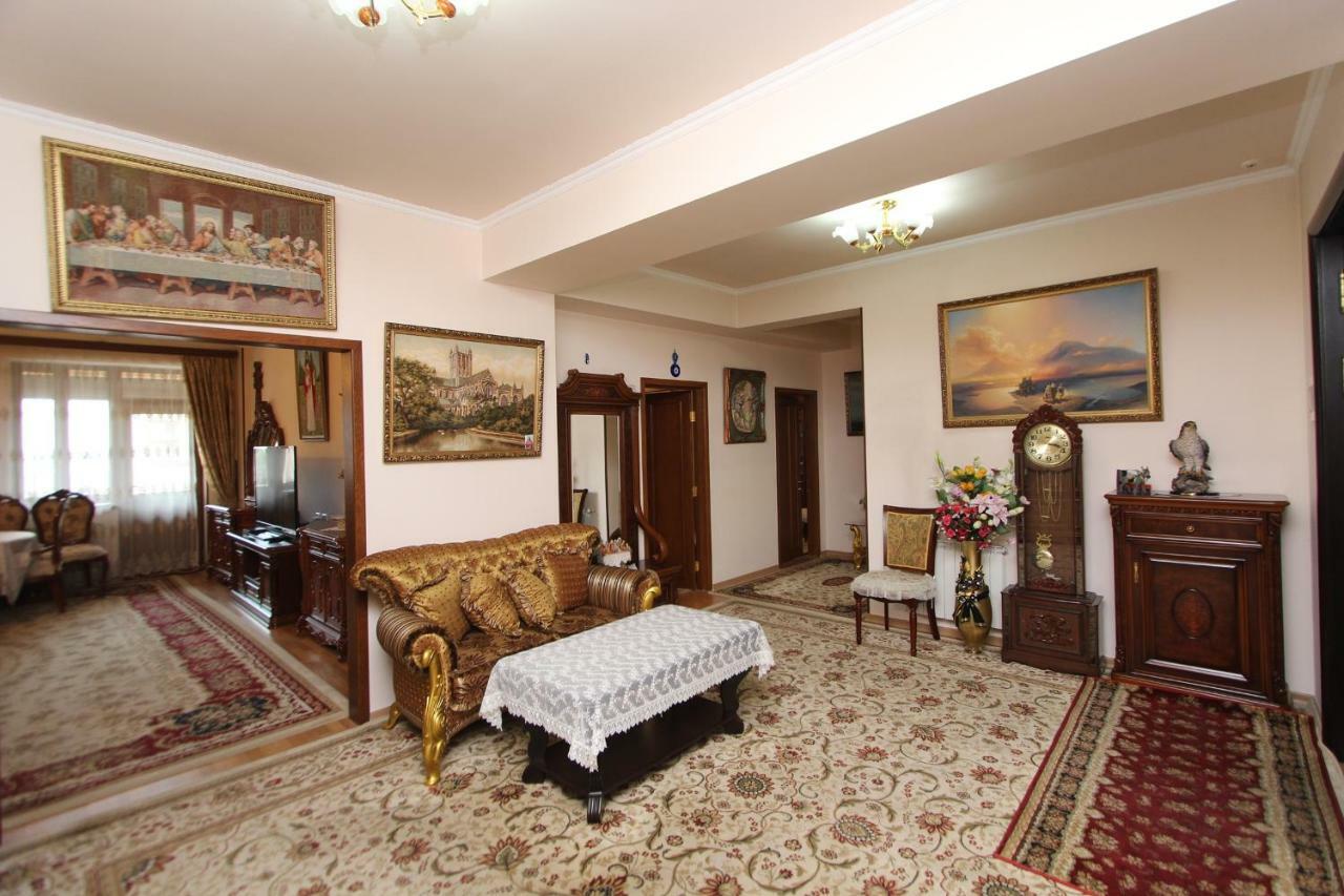 Apartments Emili Yerevan Bagian luar foto